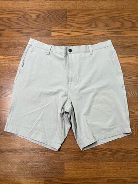 Banana Republic flat-front shorts featuring an elastic waistband size 40